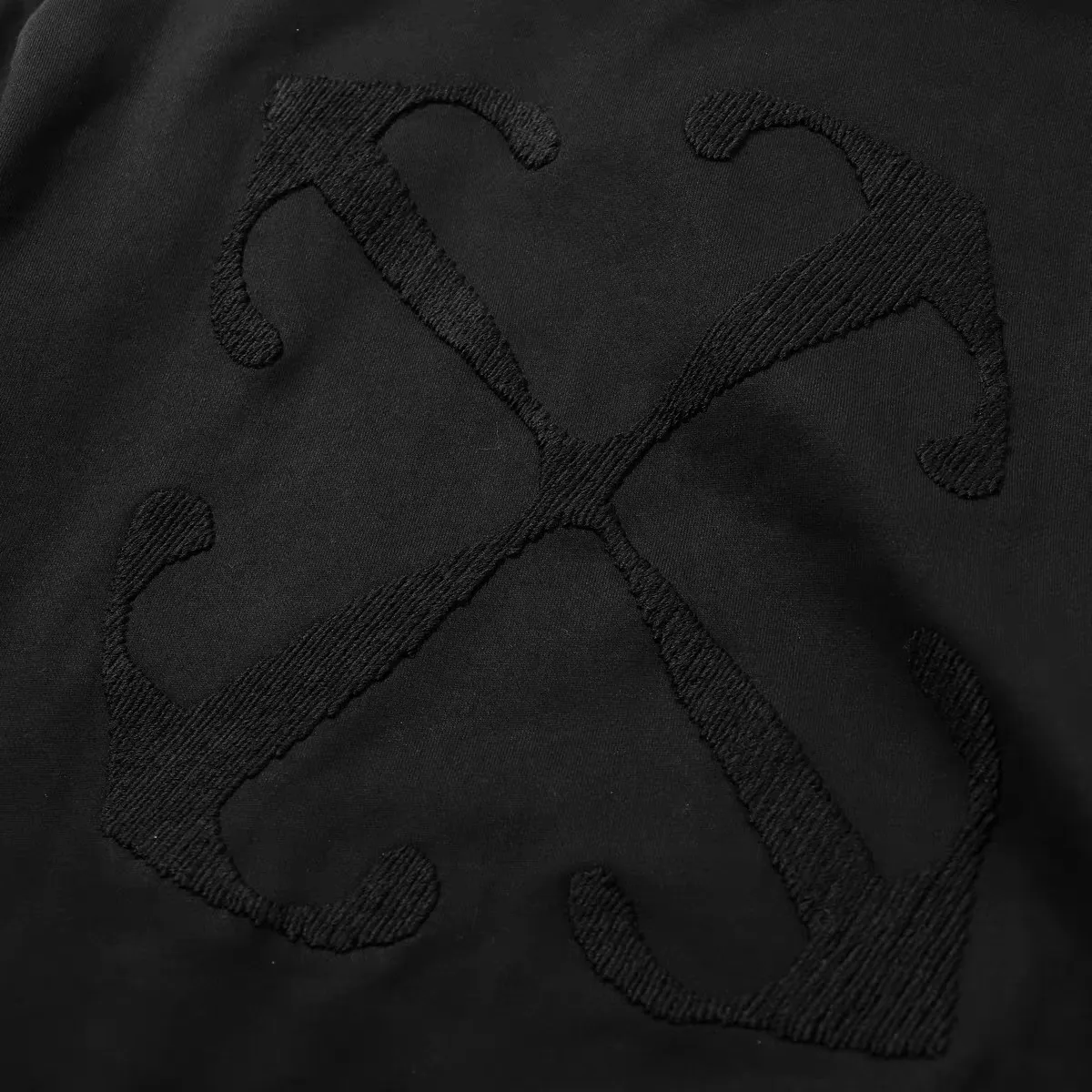 Top tested version OFF new black embroidered WHITE short-sleeved T-shirt OW trendy brand 2024 couple men and women hooded sweatshirt As a street fashion art in the luxury ranks, off white has always attracted many fans with its classic logo and trendy creativity. Not only is it an understanding of fashion, off white also intuitively reflects ♻️ environmental awareness in many works, and treats the world gently.  The kangaroo pocket adopts a special machine crimping process with externally shaped wiring. The brim of the hat is designed with threads, which is the first thing to look at when appraising.  The entire towel embroidery is scanned and printed more than 10 times. Can perfectly restore the original effect. The embroidery uses the latest embroidery technology and the picture is clear. The white glue base ensures the firmness of the printing, and machine washing is stress-free. The fabric is made of 480g terry cotton fabric with full drape.  Color: Black Size: XS-L P:430